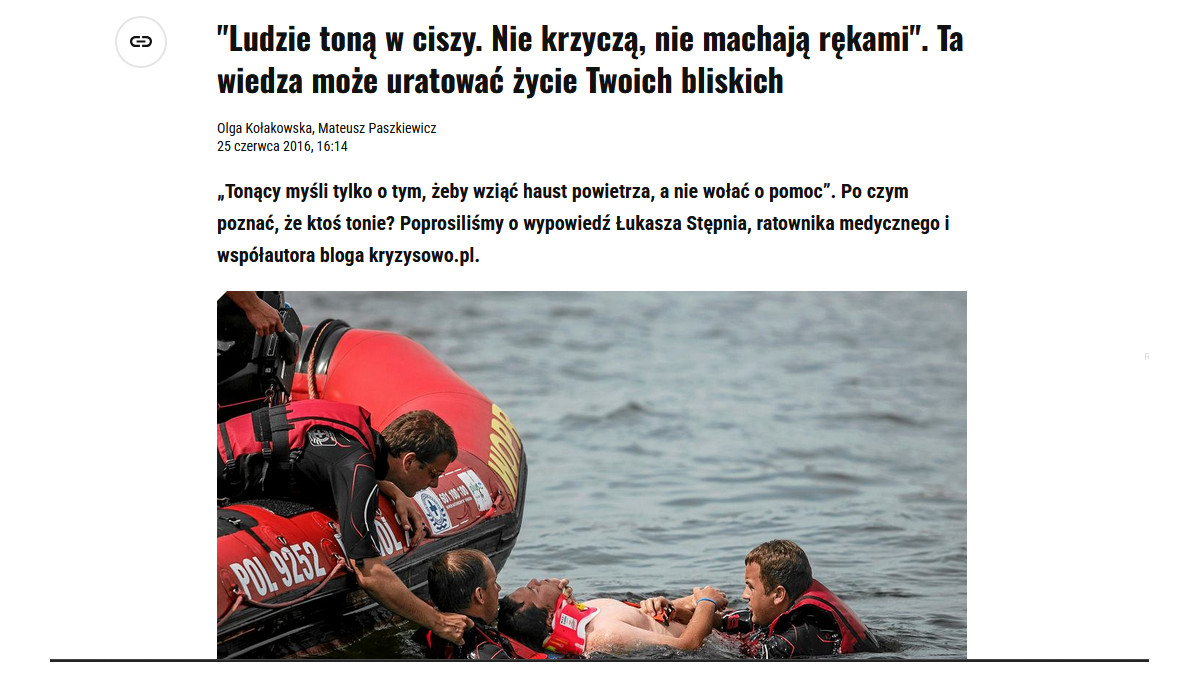 Artykuł na temat ratowania tonących osób. Na górze nagłówek: Ludzie toną w ciszy. Nie krzyczą, nie machają rękami. Ta wiedza może uratować życie twoich bliskich. Poniżej zdjęcie akcji ratunkowej na wodzie. Ratownicy udzielają pomocy mężczyźnie w wodzie.