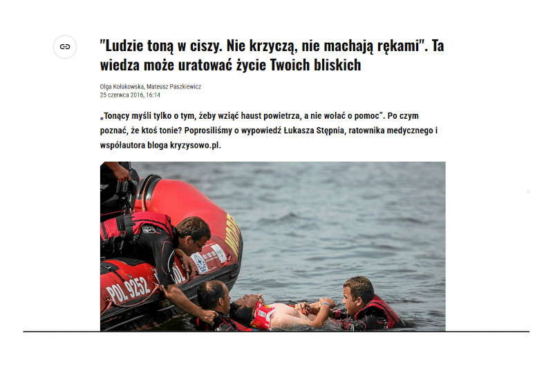 Artykuł. Na górze nagłówek: Ludzie toną w ciszy. Nie krzyczą, nie machają rękami. Ta wiedza może uratować życie twoich bliskich. Poniżej zdjęcie akcji ratunkowej na wodzie. Ratownicy udzielają pomocy mężczyźnie w wodzie.