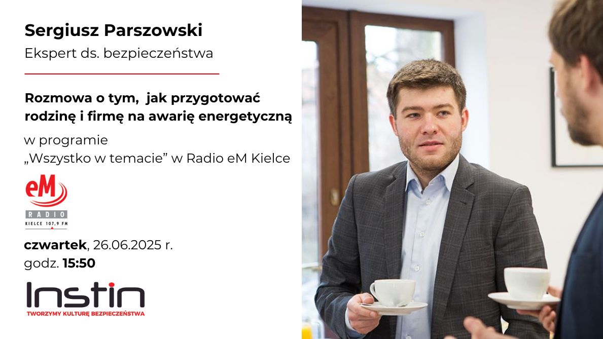 Zaproszenie na audycję radiową. Po lewej stronie tekst informacyjny. Po prawej zdjęcie mężczyzny w garniturze, który trzyma filiżankę i rozmawia z inną osobą. Treści zaproszenia: Sergiusz Paszkowski, Ekspert do spraw bezpieczeństwa. Rozmowa o tym, jak przygotować rodzinę i firmę na awarię energetyczną w programie "Wszystko w temacie" w Radio eM Kielce, czwartek, 26 czerwca 2025 roku, godzina 15:50. Logo Radia eM Kielce oraz firmy Instin. Tworzymy kulturę bezpieczeństwa.