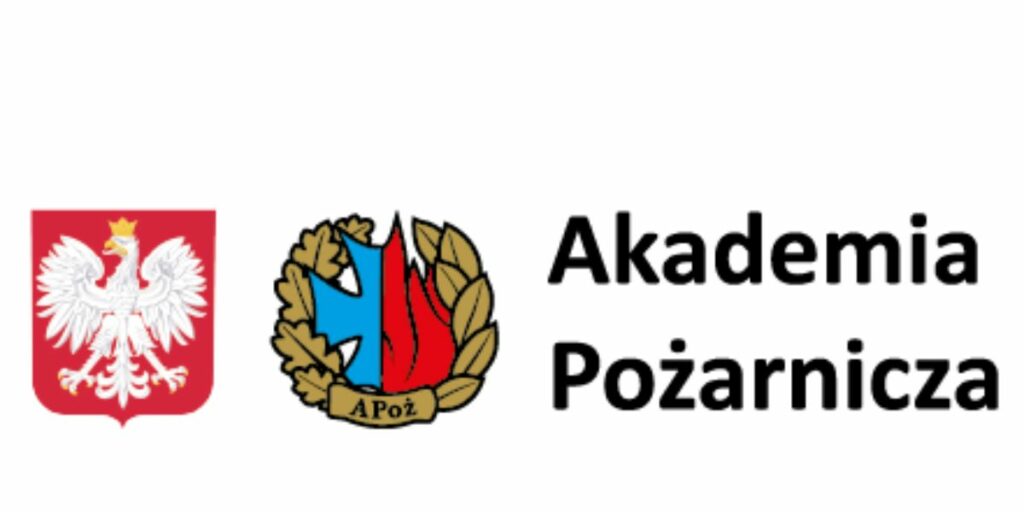 Logo Akademii Pożarniczej. Po lewej godło Polski z białym orłem na czerwonym tle. Po środku herb z symbolem przypominającym płomień w kolorze czerwonym i krzyż w kolorze niebieskim otoczony wieńcem brązowych liści dębu połączonych wstęgą z napisem "APoż". Po prawej napis Akademia Pożarnicza w dwóch linijkach. Tło białe.