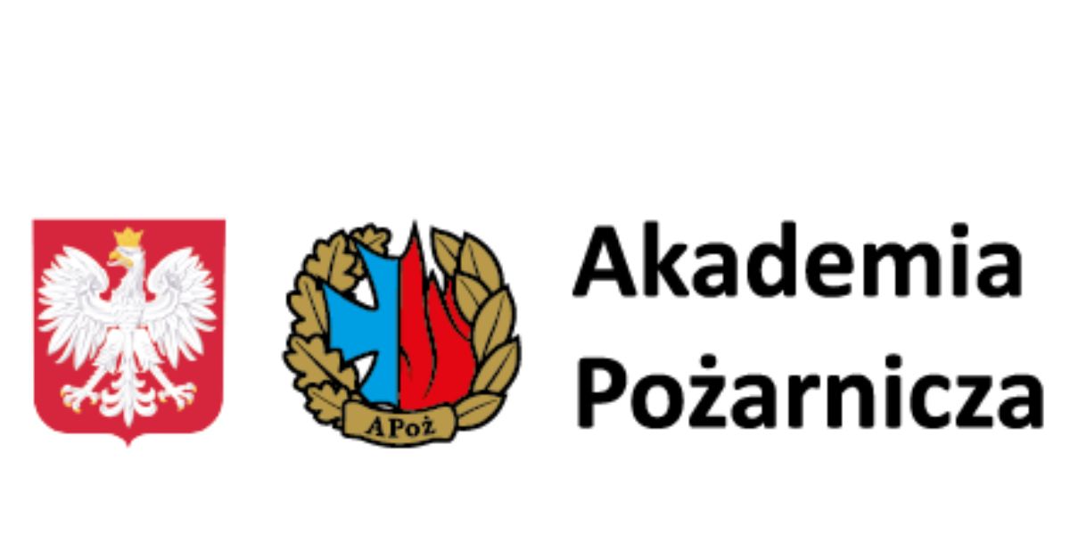 Logo Akademii Pożarniczej. Po lewej godło Polski z białym orłem na czerwonym tle. Po środku herb z symbolem przypominającym płomień w kolorze czerwonym i krzyż w kolorze niebieskim otoczony wieńcem brązowych liści dębu połączonych wstęgą z napisem "APoż". Po prawej napis Akademia Pożarnicza w dwóch linijkach. Tło białe.