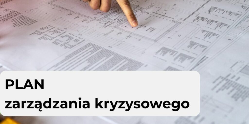 Baner usługi. Dokumenty z wykresami i tabelami, na które wskazuje czyjaś ręka. Na dole napis Plan zarządzania kryzysowego.