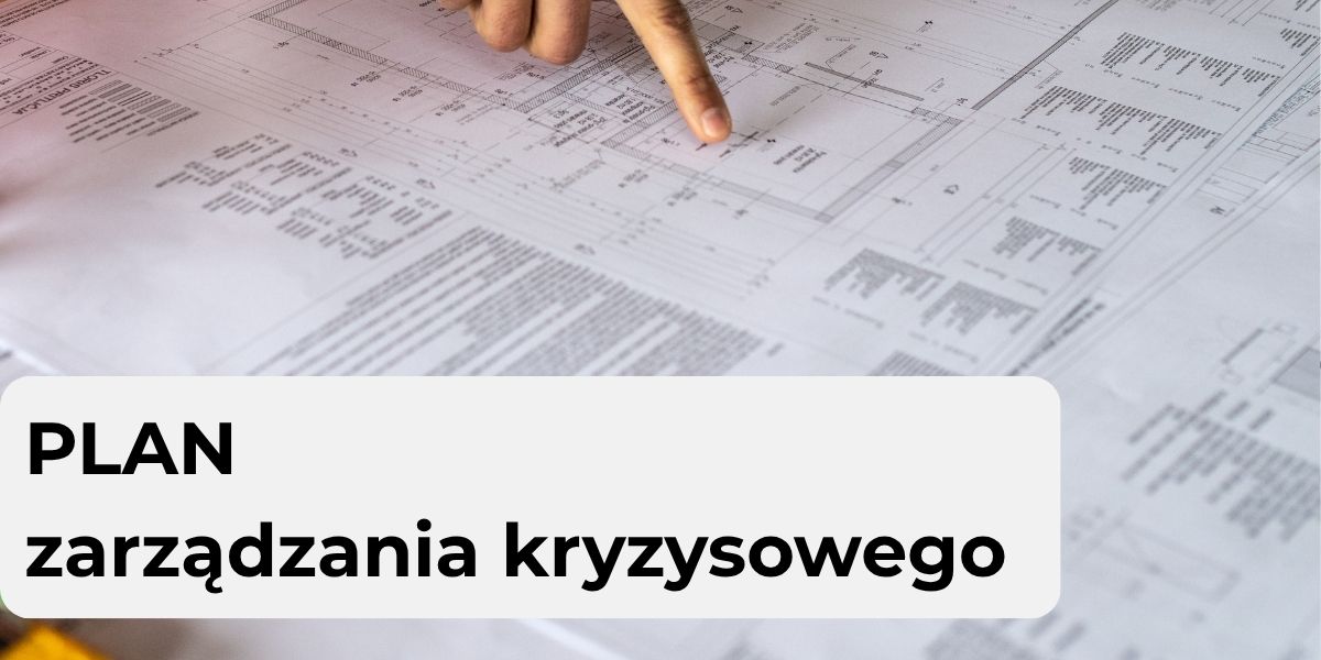 Baner usługi. Dokumenty z wykresami i tabelami, na które wskazuje czyjaś ręka. Na dole napis Plan zarządzania kryzysowego.