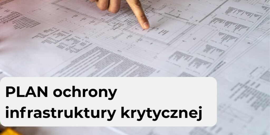 Baner usługi. Dokumenty z wykresami i tabelami, na które wskazuje czyjaś ręka. Na dole napis Plan ochrony infrastruktury krytycznej.