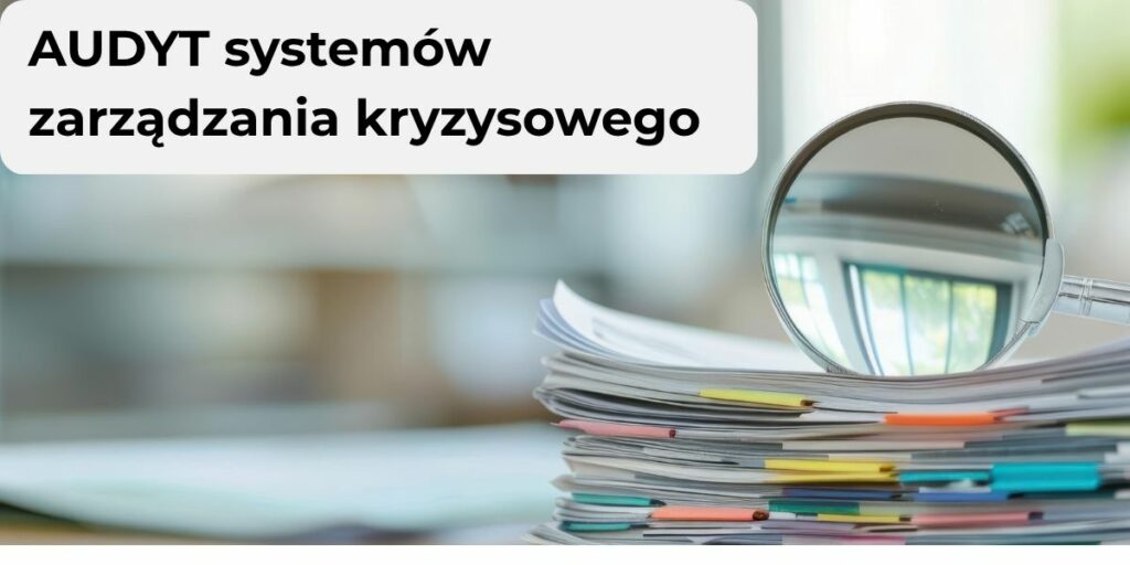 Baner usługi. Stos dokumentów z kolorowymi zakładkami. Na dokumentach leży lupa. Baner usługi. W prawym dolnym rogu stos dokumentów z kolorowymi zakładkami. Na dokumentach znajduje się okrągła lupa z rączką. Jest oparta bokiem o dokumenty tak, że można patrzeć w soczewkę. W soczewce lupy widać powiększony fragment okna z kratami. W lewym rogu na białym tle napis: Audyt systemów zarządzania kryzysowego.