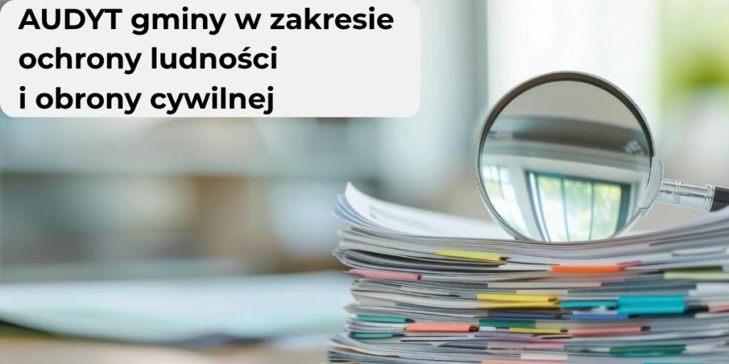 Baner usługi. W prawym dolnym rogu stos dokumentów z kolorowymi zakładkami. Na dokumentach znajduje się okrągła lupa z rączką. Jest oparta bokiem o dokumenty tak, że można patrzeć w soczewkę. W soczewce lupy widać powiększony fragment okna z kratami. W lewym rogu na białym tle napis: Audyt gminy w zakresie ochrony ludności i obrony cywilnej.
