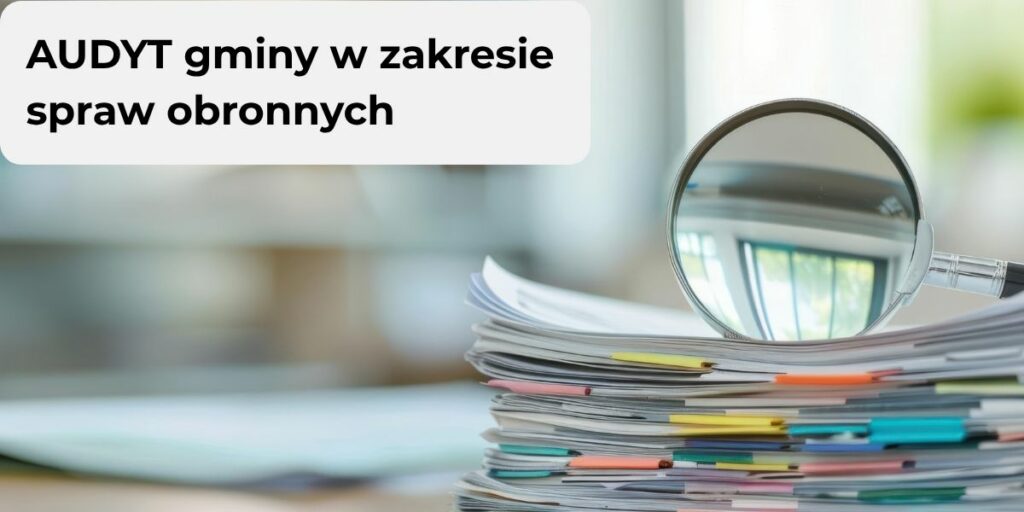 Baner usługi. Stos dokumentów z kolorowymi zakładkami. Na dokumentach leży lupa. W lewym rogu na białym tle napis Audyt gminy w zakresie spraw obronnych.