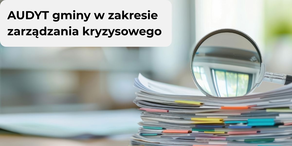 Baner usługi. W prawym dolnym rogu stos dokumentów z kolorowymi zakładkami. Na dokumentach znajduje się okrągła lupa z rączką. Jest oparta bokiem o dokumenty tak, że można patrzeć w soczewkę. W soczewce lupy widać powiększony fragment okna z kratami. W lewym rogu na białym tle napis Audyt gminy w zakresie zarządzania kryzysowego.